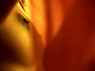 वाह, देखो यह इंडियन ब्रूनेट मिल्फ सेक्सी कपड़े उतार रही है!