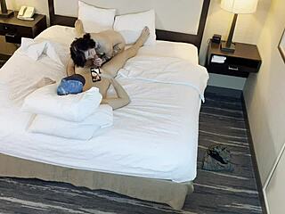 Tattoed beauty gives blowjob to petite