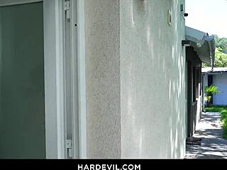 एमिली पिंक बोली, मेरी गांड की गैपिंग स्टडी करो