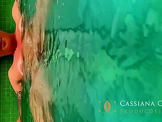 Estava na Piscina Peladona Esperando Meu Amigo Dotado e com Pau Muito Grosso Chegar Ja Fui Chupando Aquele Pau Duro Até Ele Colocar na Minha Bunda