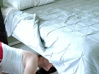 मोटी सौतेली मॉम मेलानी हिक्स बेड के नीचे फंसी हुई