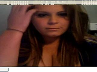 Webcam Girl Performs Amateur Sex