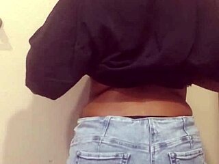 Naejae seduces me with strip tease before squirting