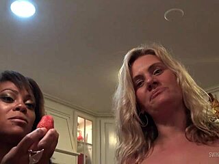 Hot Amateur Lesbians Lick Pussy Intensely