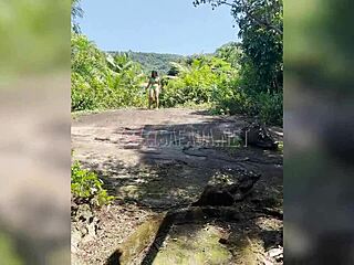 Fiquei de pau duro no meio da trilha e achamos um local abandonado pra meter