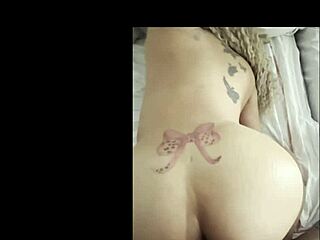 Colombian webcam model fucks with butt plug