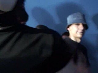 17 Guys Lef�ndole La Cara