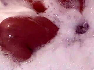 Look how I move in the jacuzzi, come let's have fun.