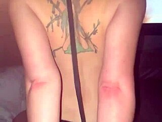 mon petit ami me fait jouir en regardant du porno avec moi chevauchant son gros queue