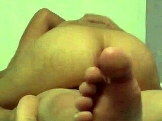 esto es lo que pasa cuando pongo a mi pie de camarografo video casero grabado con el cel no mires mi pie mira como mueve la colita para hacer el delicioso