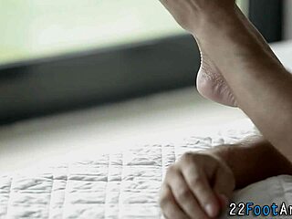 Fetish babe gets eaten out during erotic footjob in high definition