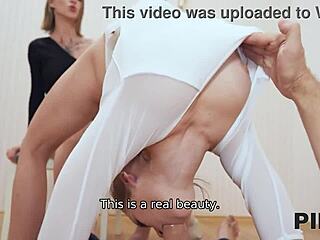 Muevo mi culo frente a mi hermanastro para que me folle al final se corre dentro de mi