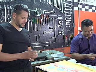 Mecanico fudendo buceta e cuzinho