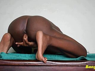 i love watchin her moanin while rubbin her ass