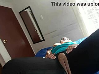 वाह! धोखेबाज लैटिना सौतेली मां का भरा कैमलटो स्पैंडेक्स चुदाई!