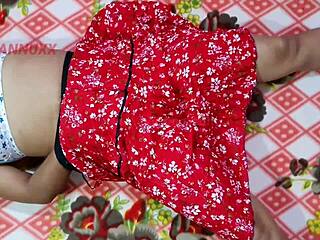 रेड ड्रेस वाली गांव की लड़की बॉयफ्रेंड द्वारा आउटडोर में हार्ड बंग की जाती है