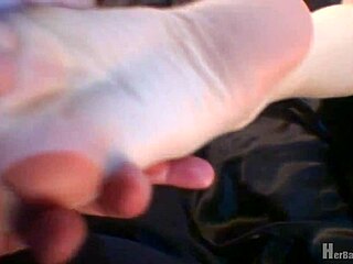 luluflexychick shows off her flexible ass spreading