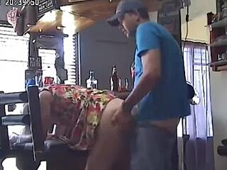 विश्वास नहीं होता स्पाईकैम ने मेरे 40 साल के पति को पड़ोसी की 19 साल की के साथ धोखा देते हुए पकड़ा!