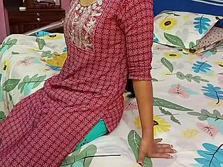 देसी हॉट नौकर डॉगीस्टाइल में कठोर चोदाई करता है