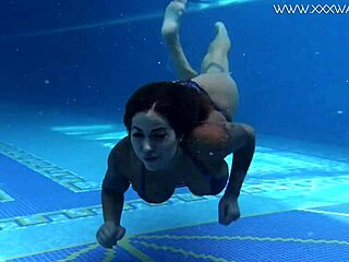 Canadian Hottest Milf Heidi Van Horny Pleasures Herself