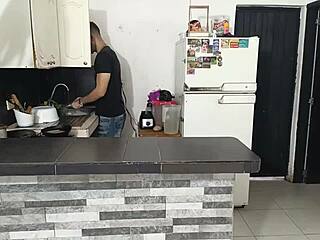 Mi vecina madura llega a casa para el delicioso con Karely Ruiz.