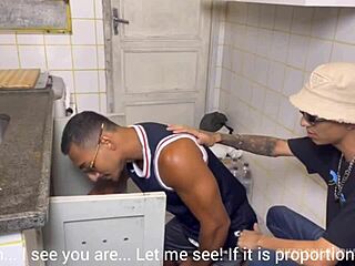 o vizinho encanador chegou e ele é muito gostoso pra resistir