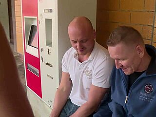 Heisse Zeitungsverkäuferin auf dem Bahnhofsklo Gefickt