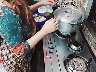 भारतीय पत्नी खाना बना रही है जब ककॉल्ड पति उसकी गंद मार रहा है, औछ हिंदी ऑडियो सुनो