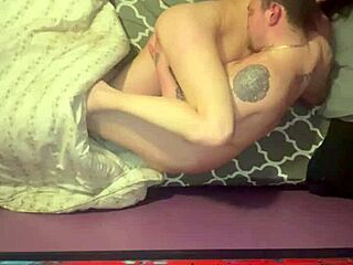 पेटाइट कैनेडियन ब्रूनेट स्लट फर्स्ट डेट पर इंटेंस चुदाई!