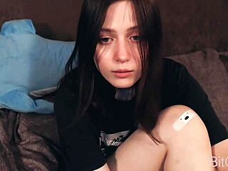 Teen webcam girl uses dildo for masturbation