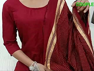 देसी इंडियन दिव्या भाभी डॉगी स्टाइल में वाइल्ड एक्शन के लिए झुकीं!