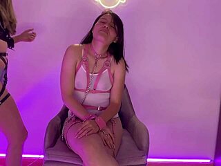 Dos lesbianas coquetas jugando a dominarse con orgasmos