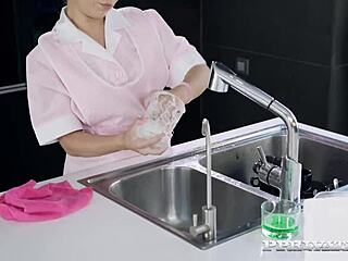 यो, रशियन बेब Kandy Kors double facial action लेती है!