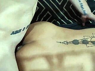 Namorado safado fode a mulher e o amigo gay