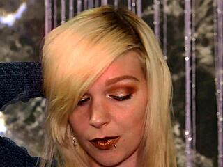 Sexy Gamer Girl Roxy In Slow Motion Without Nudity