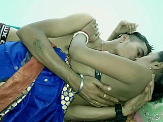 18 साल की टीं 18+ कपल इंटीमेट शॉप में सॉफ्टकोर सेक्स का मजा लेती है!