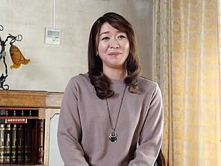 वाह, फर्स्ट-टाइम वाइफ अयूमि हिरोसे चूसती है और स्क्वर्ट करती है!