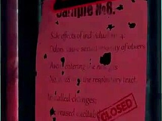 Redhead fuma cigarro fucks well-endowed.