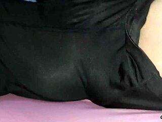 गे रेसलर मुंह में कम लेता है