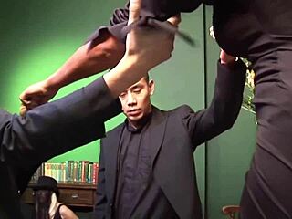 Ruiva fuma cigarro fucks dotado.