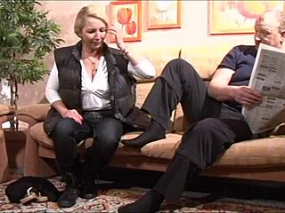 amateurs relax at home with fucking and cumshots