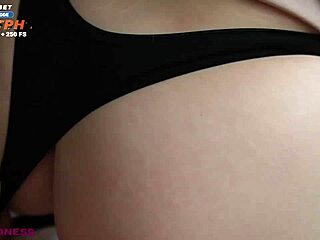 लेस्बियन सौतेली बहन को ह्यूज कॉक से चोद रहा है, वह मल्टीपल ऑर्गेज्म में मोन करती है बेंट ओवर