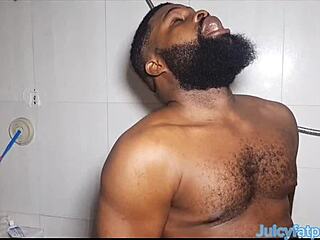 सौतेला बाप सौतेली बेटी को भाप भरे शावर में चोदता है