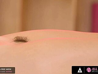 ऑल गर्ल मसाज - एबोनी मसाजर सेक्सी कस्टमर को ऑइल्ड सिसरिंग के लिए तरसती है