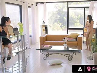 ऑल गर्ल मसाज - एबोनी मसाजर सेक्सी कस्टमर को ऑइल्ड सिसरिंग के लिए तरसती है