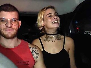 Casal fode dentro do uber bareback big cock
