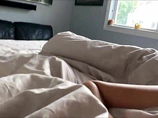 सौतेली बेटी की ब्लू-आईड बेस्ट फ्रेंड के साथ बेड शेयर करना