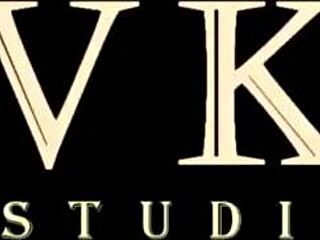 मैं हार्ड ग्रुप सेक्स चाहती हूँ Iris Kiss Kiss के हर होल में ड्रिल्ड के साथ