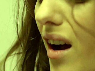 डोमिनिका फीनिक्स वेट एनल क्रिमपाई, चोकिंग और डीपथ्रोट के साथ