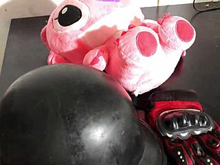 Lucky Delivery Guy Fucks Big Ass Mexican Teen in Lingerie and Heels!